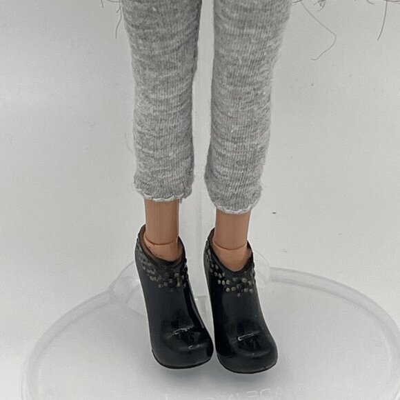 Bratz 10th Anniversary Yasmin 2010 10/10/10 Unlock Secret Surprise Online - Picture 4 of 10